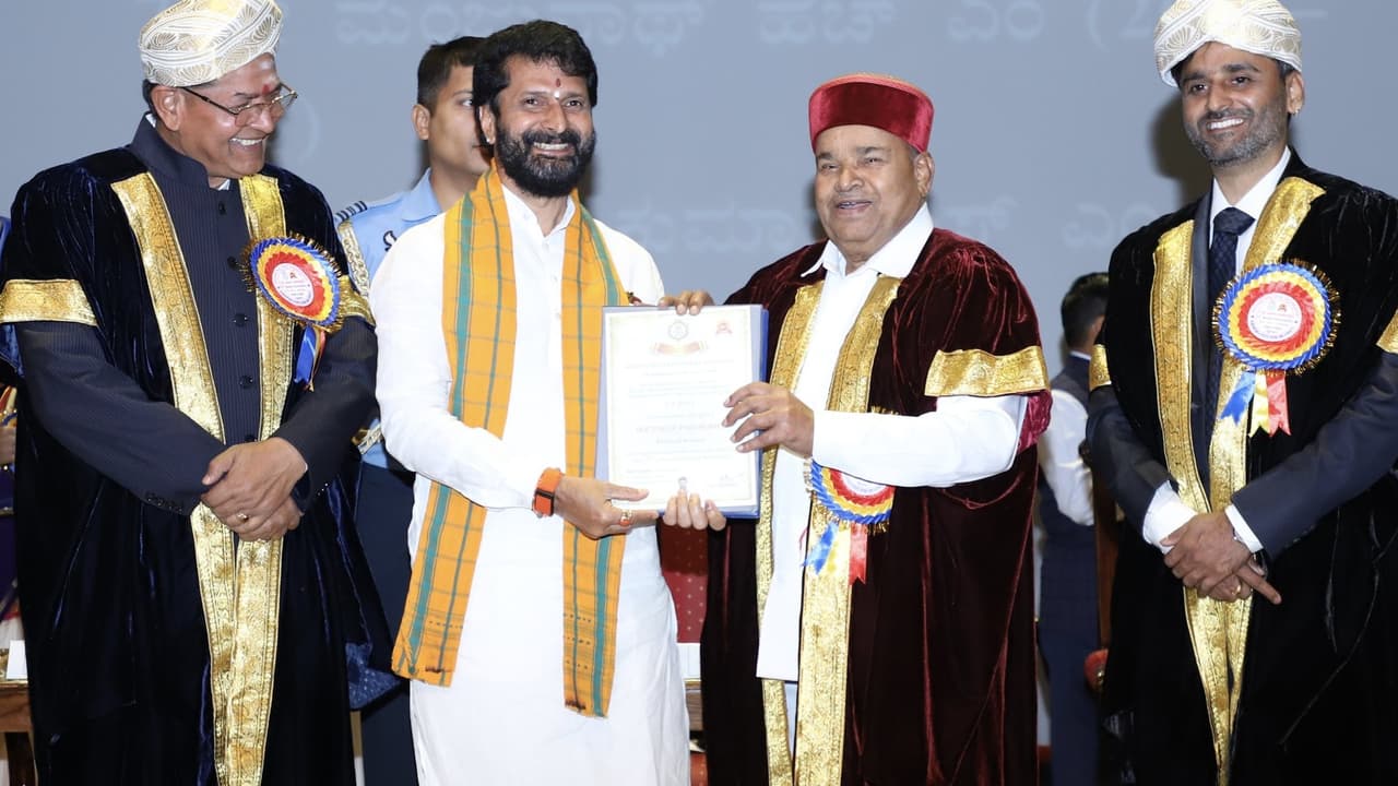 ರಾಜಕೀಯದ ಜಂಜಾಟದ ನಡುವೆ ಸಿ.ಟಿ ರವಿಗೆ ಡಾಕ್ಟರೇಟ್ ಕಿರೀಟ! ಪಿಎಚ್ಡಿ ಮಂಡಿಸಿದ ಪ್ರಬಂಧವಿದು | C T Ravi Awarded Phd At Karnataka State Open University Convocation Kvn ರಾಜಕೀಯದ ಜಂಜಾಟದ ನಡುವೆ ಸಿ.ಟಿ ರವಿಗೆ ಡಾಕ್ಟರೇಟ್ ಕಿರೀಟ! ಪಿಎಚ್ಡಿ ಮಂಡಿಸಿದ ಪ್ರಬಂಧವಿದು | C T Ravi Awarded Phd At Karnataka State Open University Convocation Kvn