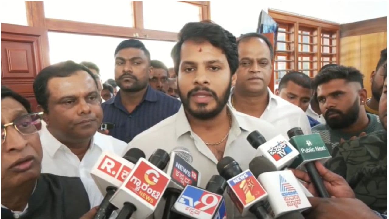 ಜನರ ಜೀವ ಮುಖ್ಯವೋ? IPL ಟಿಕೆಟ್ ಮುಖ್ಯವೋ? ಉಚಿತ ವಿಐಪಿ ಟಿಕೆಟ್ ಕೇಳಿದ ಶಾಸಕರಿಗೆ ಮಾತಲ್ಲೇ ಬೆಂಡೆತ್ತಿದ ನಿಖಿಲ್ | Nikhil Kumaraswamy Slams Mlas Is Ipl More Important Than People S Lives Rav ಜನರ ಜೀವ ಮುಖ್ಯವೋ? IPL ಟಿಕೆಟ್ ಮುಖ್ಯವೋ? ಉಚಿತ ವಿಐಪಿ ಟಿಕೆಟ್ ಕೇಳಿದ ಶಾಸಕರಿಗೆ ಮಾತಲ್ಲೇ ಬೆಂಡೆತ್ತಿದ ನಿಖಿಲ್ | Nikhil Kumaraswamy Slams Mlas Is Ipl More Important Than People S Lives Rav