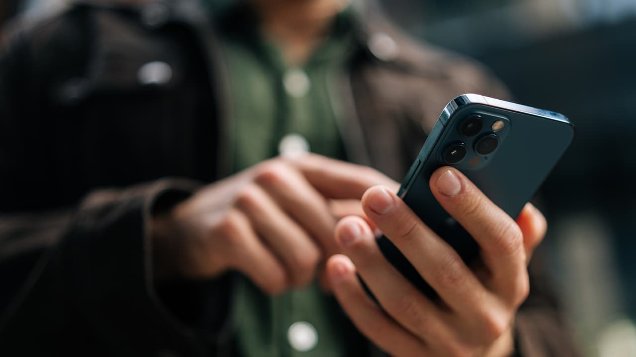 ಶಾಲಾ ಕಾಲೇಜುಗಳಲ್ಲಿ ಮೊಬೈಲ್ ನಿಷೇಧ, ಸರ್ಕಾರದ ಗಂಭೀರ ಚಿಂತನೆ: ಸಿಎಂ ಸಿದ್ದರಾಮಯ್ಯ ಸೂಚನೆ | Mobile Phone Ban In Karnataka Schools And Colleges Cm Siddaramaiah Remarks Spark Debate ಶಾಲಾ ಕಾಲೇಜುಗಳಲ್ಲಿ ಮೊಬೈಲ್ ನಿಷೇಧ, ಸರ್ಕಾರದ ಗಂಭೀರ ಚಿಂತನೆ: ಸಿಎಂ ಸಿದ್ದರಾಮಯ್ಯ ಸೂಚನೆ | Mobile Phone Ban In Karnataka Schools And Colleges Cm Siddaramaiah Remarks Spark Debate