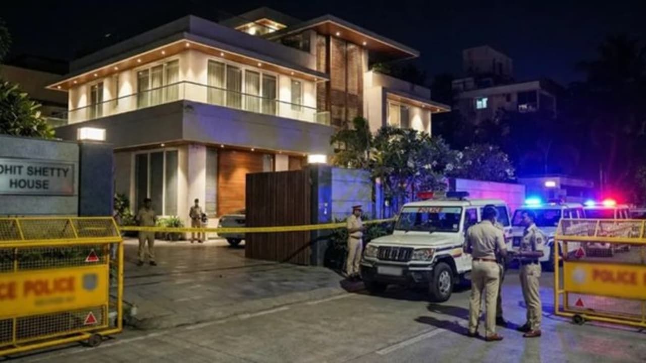 https://static.asianetnews.com/images/w-1280,h-720,format-jpg,imgid-01kggh1f9j6kewk51phpj4dsqe,imgname-rohit-shetty-house-firing-scooter-recovered-mumbai-police-investigation-04-1770081271090.jpg