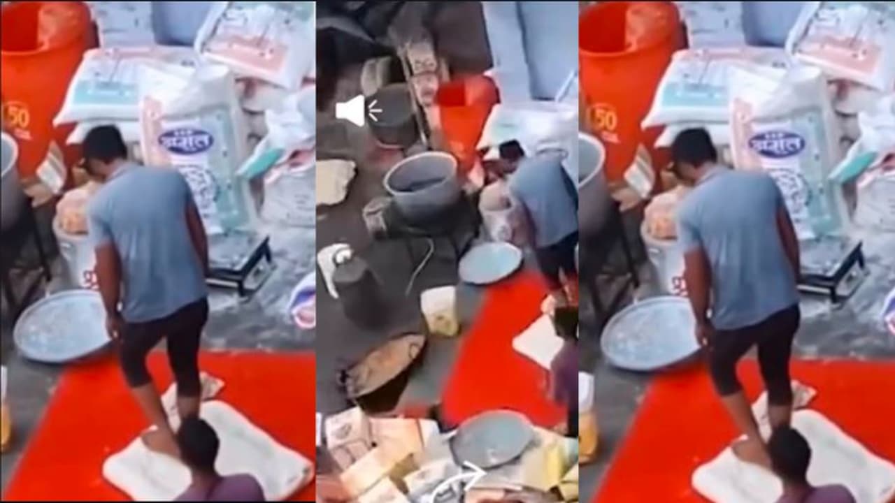 ಸಿಹಿತಿನಿಸಿ ಹಿಟ್ಟನ್ನು ಕಾಲಿನಲ್ಲಿ ತುಳಿದು ಹದಗೊಳಿಸಿದ ವ್ಯಕ್ತಿ:ತಿಂಡಿ ಅಂಗಡಿ ವೀಡಿಯೋಗೆ ನೆಟ್ಟಿಗರ ಸಮರ್ಥನೆ | Netizens Defend Snack Shop Video Of Man Trampling Sweet Flour On His Feet ಸಿಹಿತಿನಿಸಿ ಹಿಟ್ಟನ್ನು ಕಾಲಿನಲ್ಲಿ ತುಳಿದು ಹದಗೊಳಿಸಿದ ವ್ಯಕ್ತಿ:ತಿಂಡಿ ಅಂಗಡಿ ವೀಡಿಯೋಗೆ ನೆಟ್ಟಿಗರ ಸಮರ್ಥನೆ | Netizens Defend Snack Shop Video Of Man Trampling Sweet Flour On His Feet