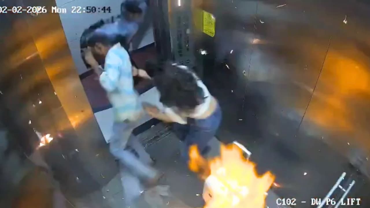 Gas-Filled Balloons Explode in Mumbai’s Goregaon Lift, 2 Injured; Police Probe Launched (WATCH)