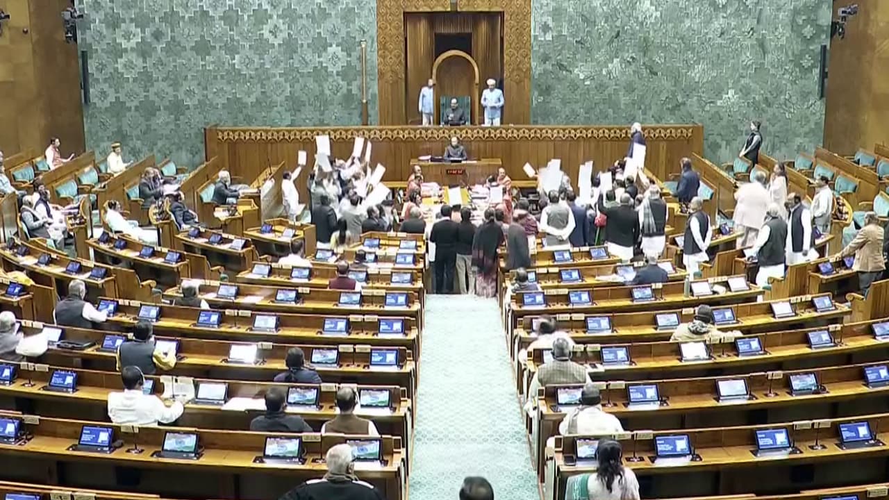 ಬೀದಿಯಲ್ಲಿ ಮೂತ್ರ ವಿಸರ್ಜಿಸಿದರೆ ಇನ್ನು 10 ಪಟ್ಟು ಅಧಿಕ ದಂಡ, ಜನ್ ವಿಶ್ವಾಸ್ ಕಾಯಿದೆಗೆ ಕೇಂದ್ರದ ಗ್ರೀನ್ ಸಿಗ್ನಲ್ ಬೀದಿಯಲ್ಲಿ ಮೂತ್ರ ವಿಸರ್ಜಿಸಿದರೆ ಇನ್ನು 10 ಪಟ್ಟು ಅಧಿಕ ದಂಡ, ಜನ್ ವಿಶ್ವಾಸ್ ಕಾಯಿದೆಗೆ ಕೇಂದ್ರದ ಗ್ರೀನ್ ಸಿಗ್ನಲ್