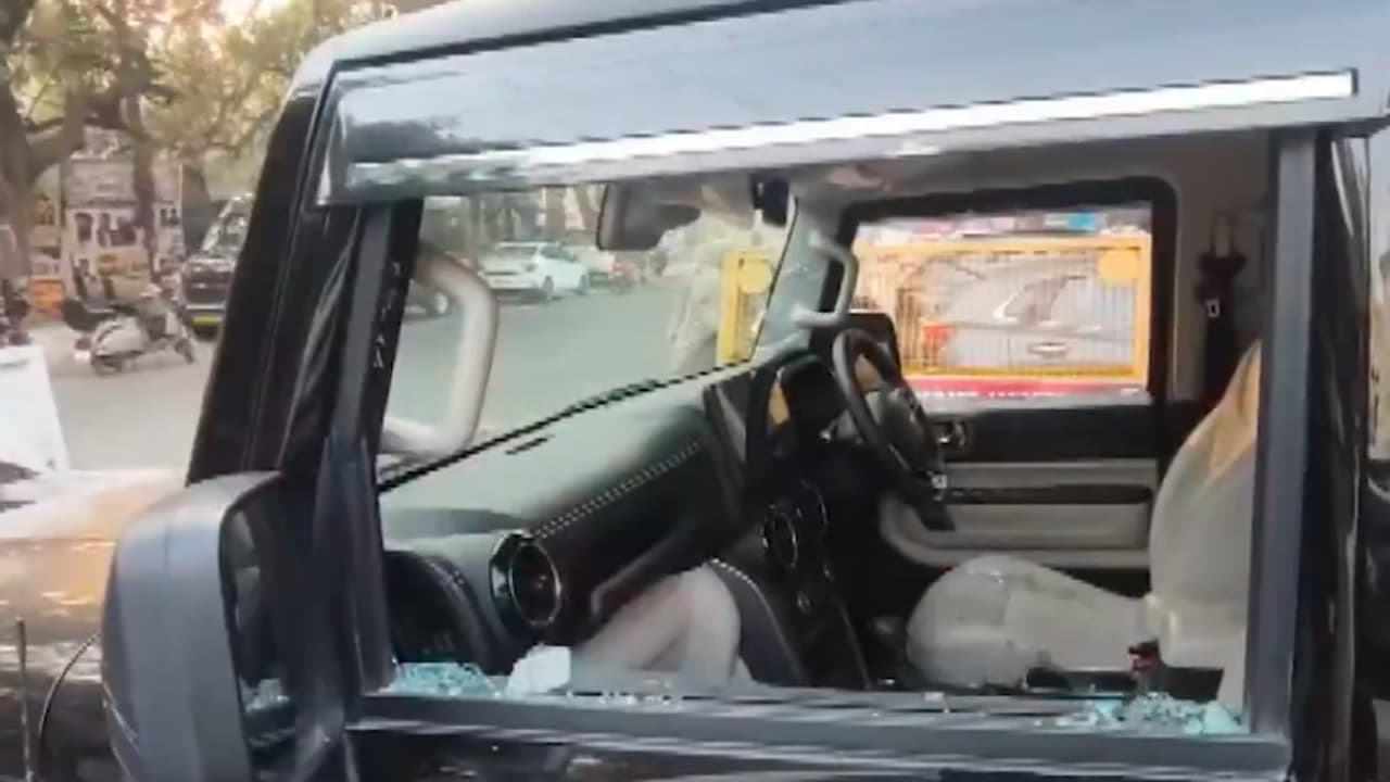 Attack ಕಾರಿನಲ್ಲಿ ಕುಳಿತಿದ್ದ ಒಬೆರಾಯ್ ಮೇಲೆ ಗುಂಡಿನ ದಾಳಿ, ಆಪ್ ನಾಯಕನ ದುರಂತ ಸಾವಿನ CCTV ದೃಶ್ಯ ಸೆರೆ | Aap Leader Lukcy Oberoi Shot Dead In Broad Daylight Outside Gurudwara Jalandhar Attack ಕಾರಿನಲ್ಲಿ ಕುಳಿತಿದ್ದ ಒಬೆರಾಯ್ ಮೇಲೆ ಗುಂಡಿನ ದಾಳಿ, ಆಪ್ ನಾಯಕನ ದುರಂತ ಸಾವಿನ CCTV ದೃಶ್ಯ ಸೆರೆ | Aap Leader Lukcy Oberoi Shot Dead In Broad Daylight Outside Gurudwara Jalandhar