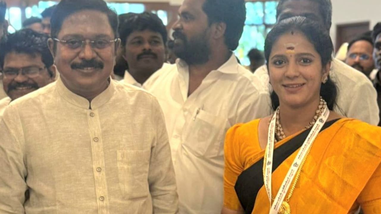 சசிகலாவை சந்தித்த அமமுக முக்கிய பெண் நிர்வாகி அதிரடி நீக்கம்! டிடிவி.தினகரன் அறிவிப்பு! குஷியில் இபிஎஸ்!