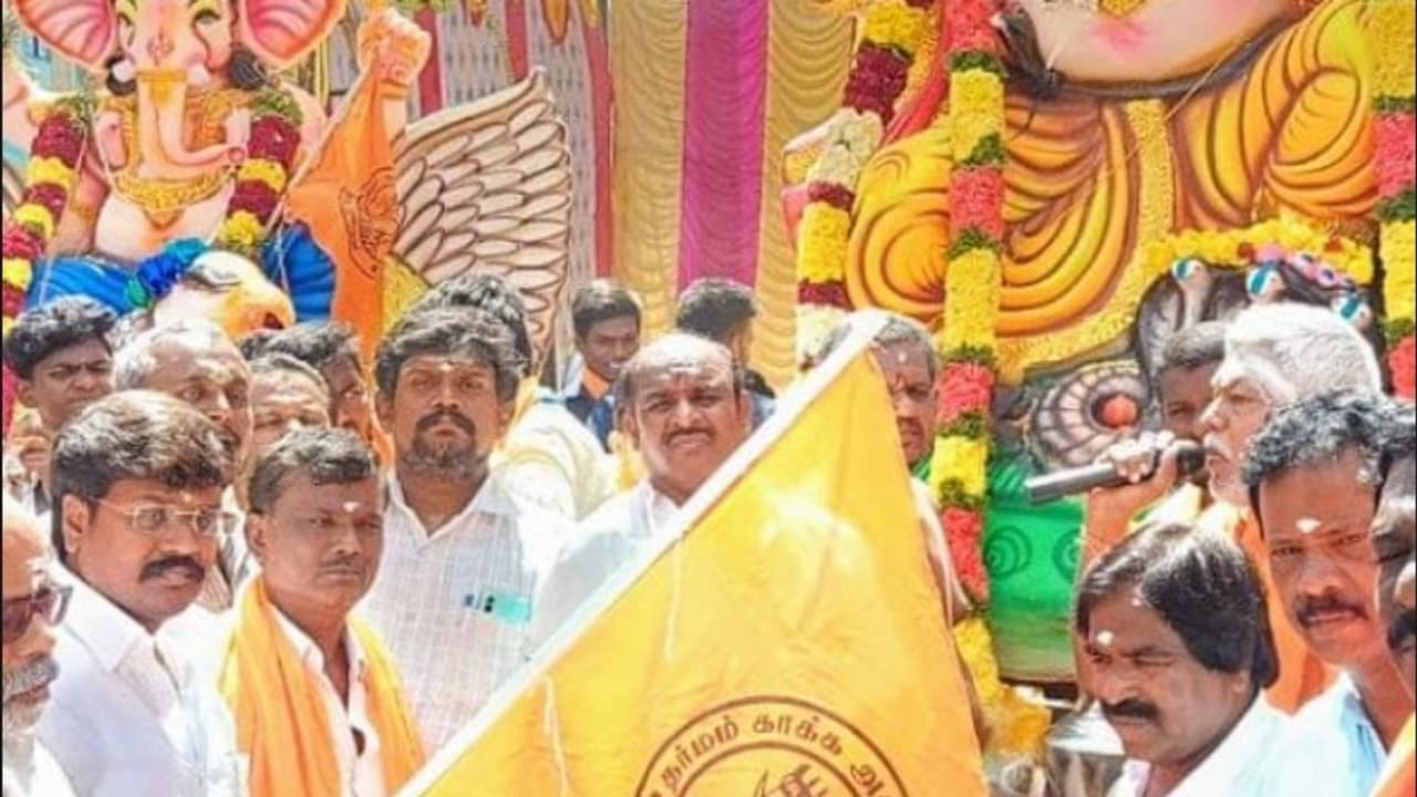 திமுக நிர்வாகியின் கையில் ஆர்.எஸ்.எஸ் கொடி..! அதிமுக எம்எல்ஏ-வோடு குத்தாட்டம்..! லாவணி பாடும் வாணியம்பாடி..!