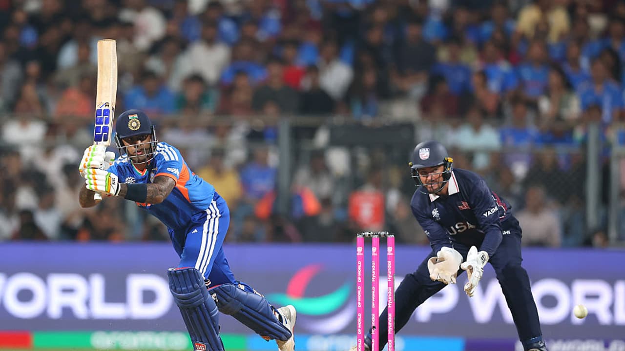 சரிந்த விக்கெட்டுகள்...சூர்யகுமார் யாதவ் 'ஒன் மேன் ஷோ! பந்துவீச்சை சிதறடித்த கேப்டன் SKY; USAக்கு162 ரன்கள் இலக்கு!