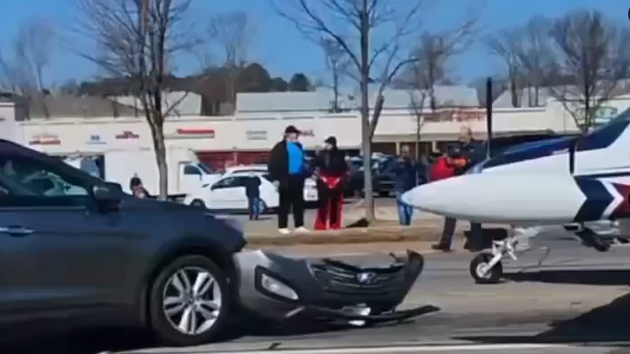 US Small Plane Makes Emergency Landing on Busy Georgia Road, Hits Cars (WATCH)