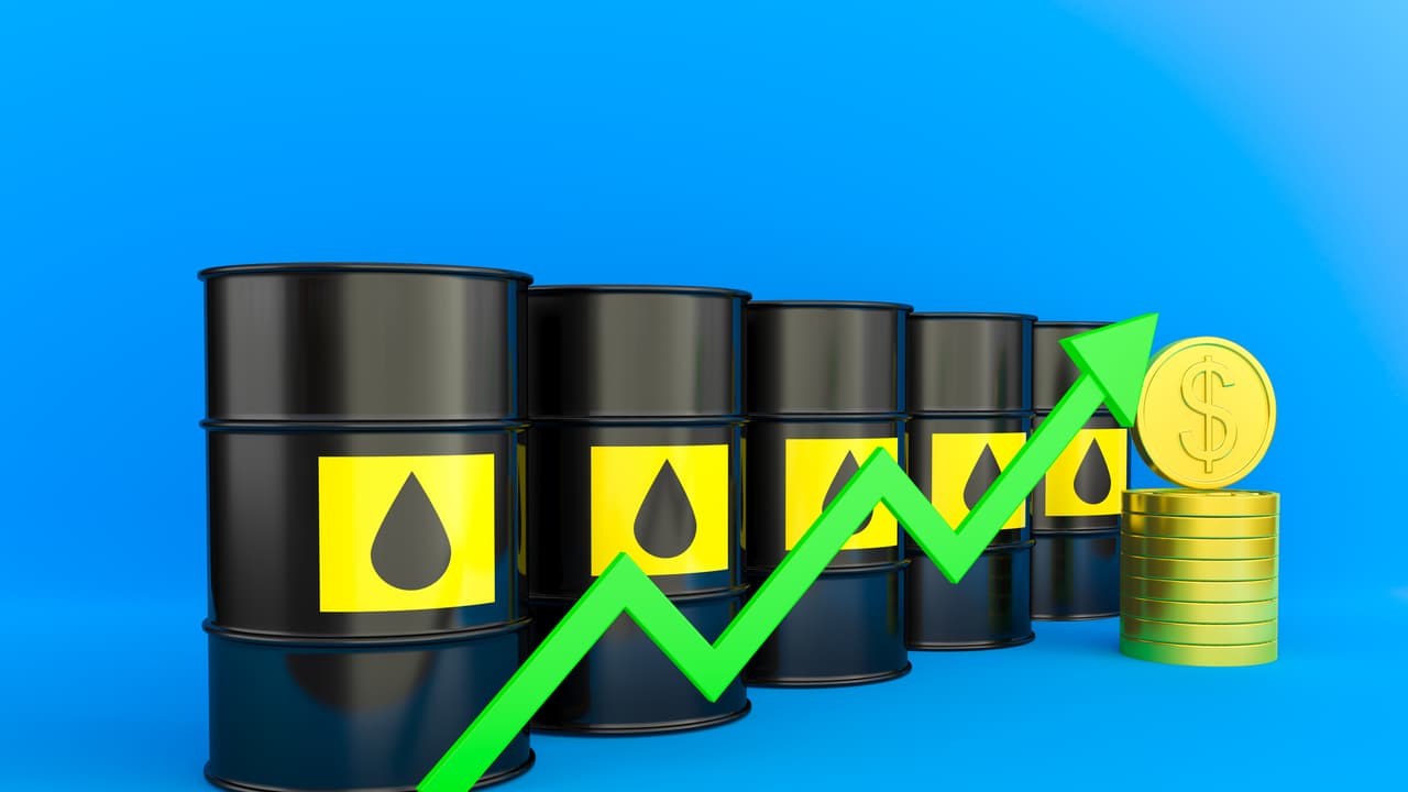 Oil Prices Climb as US-Iran Talks Stay Uncertain, Inventories Jump Sharply