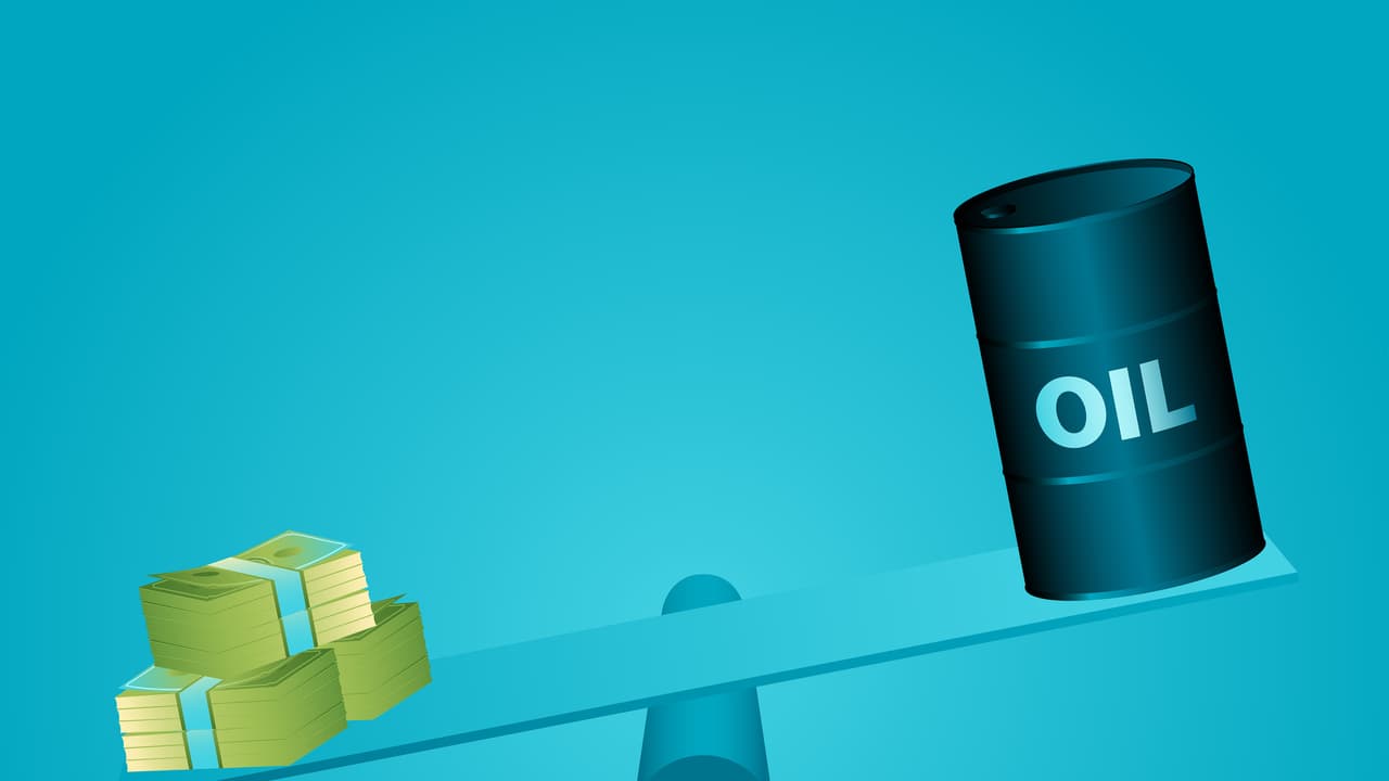 Oil Futures Slip as Oversupply Fears and Iran Talks Weigh on Market