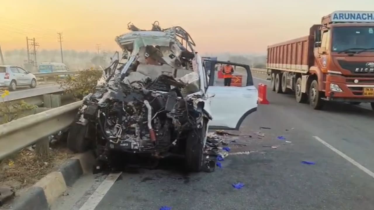 ಹೊಸಕೋಟೆ ದುರಂತ: ಸಿದ್ದಿಸಲಿಲ್ವಾ ಶಾಂತಿ ಹೂಮ, ಪೂಜೆಯ ಹೂವು ಬಾಡುವ ಮುನ್ನವೇ ಅದೇ ಜಾಗದಲ್ಲಿ 7 ಜನರ ಬಲಿ! | Hoskote Accident Tragedy Repeats At Black Spot Seven Dead Days After Peace Puja ಹೊಸಕೋಟೆ ದುರಂತ: ಸಿದ್ದಿಸಲಿಲ್ವಾ ಶಾಂತಿ ಹೂಮ, ಪೂಜೆಯ ಹೂವು ಬಾಡುವ ಮುನ್ನವೇ ಅದೇ ಜಾಗದಲ್ಲಿ 7 ಜನರ ಬಲಿ! | Hoskote Accident Tragedy Repeats At Black Spot Seven Dead Days After Peace Puja