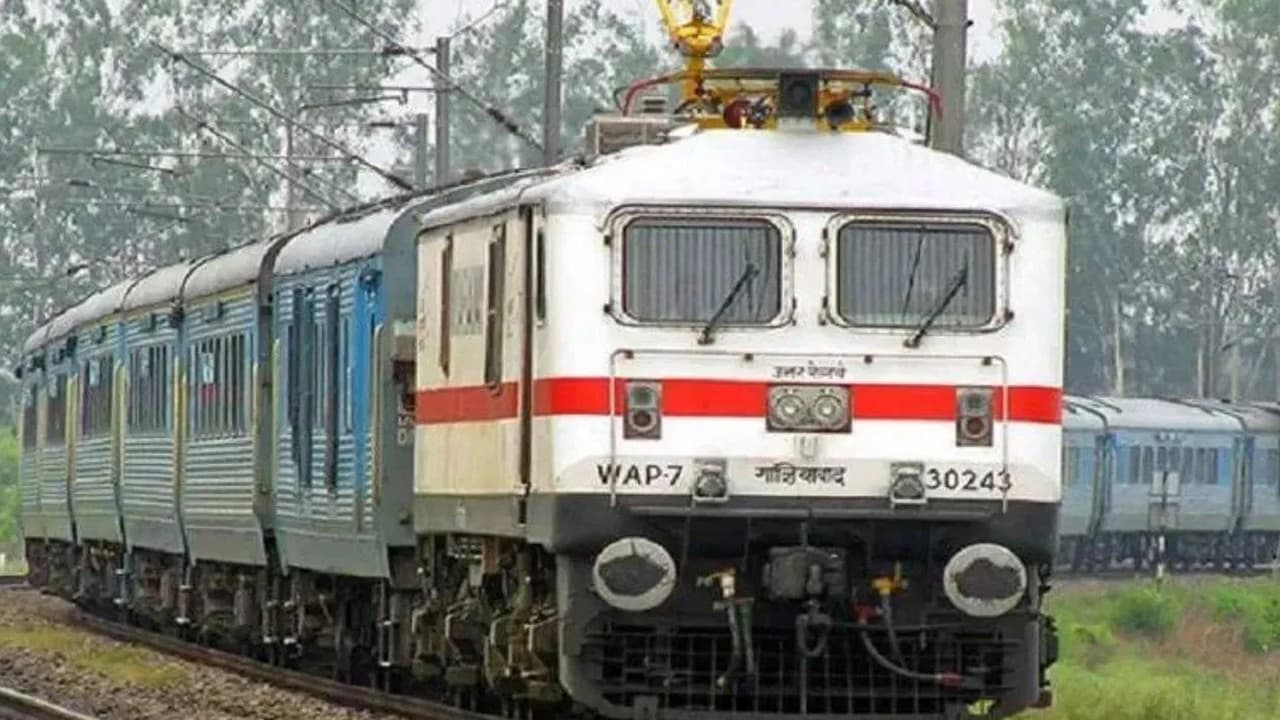 ಬುಕ್ ಮಾಡಿದ ಸ್ಥಳದಲ್ಲಿ ಹತ್ತದಿದ್ರೆ ಕಾದಿರಿಸಿದ ಸೀಟ್ ಕ್ಯಾನ್ಸಲ್ : ಭಾರತೀಯ ರೈಲ್ವೆ | Seat Cancelled If Not Boarded At Booked Station Railways ಬುಕ್ ಮಾಡಿದ ಸ್ಥಳದಲ್ಲಿ ಹತ್ತದಿದ್ರೆ ಕಾದಿರಿಸಿದ ಸೀಟ್ ಕ್ಯಾನ್ಸಲ್ : ಭಾರತೀಯ ರೈಲ್ವೆ | Seat Cancelled If Not Boarded At Booked Station Railways