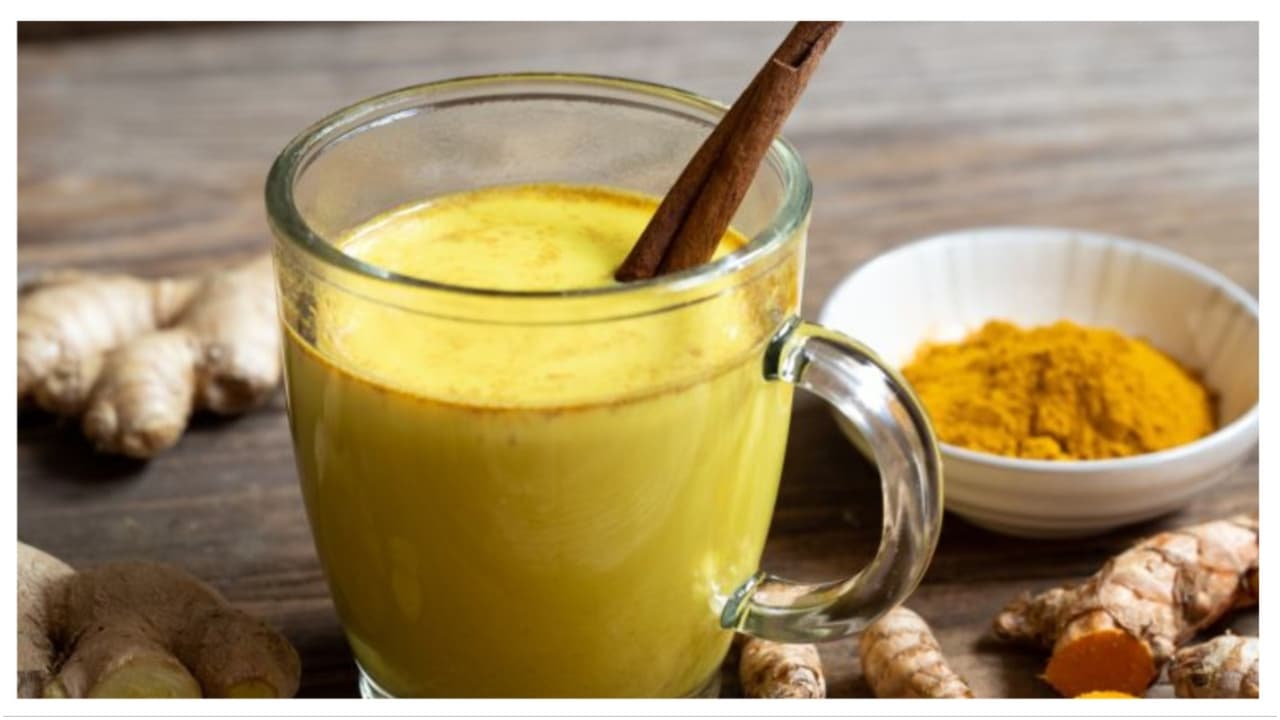 Turmeric Milk: ನಿಮ್ಮ ಮನೆಯಲ್ಲಿಯೇ ಈ 'ಅಮೃತದ ಹಾಲು' ರೆಡಿ ಮಾಡಬಹುದು, ಯಾಕೆ ಇನ್ನೂ ಈ ಬಗ್ಗೆ ತಿಳ್ಕೊಂಡಿಲ್ಲ? Turmeric Milk: ನಿಮ್ಮ ಮನೆಯಲ್ಲಿಯೇ ಈ 'ಅಮೃತದ ಹಾಲು' ರೆಡಿ ಮಾಡಬಹುದು, ಯಾಕೆ ಇನ್ನೂ ಈ ಬಗ್ಗೆ ತಿಳ್ಕೊಂಡಿಲ್ಲ?