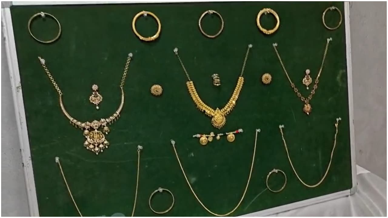 ಶೂ ಒಳಗಡೆ ಮನೆ ಬೀಗ ಇಟ್ಟು ಹೋಗುತ್ತೀರಾ? ಎಚ್ಚರವಿರಲಿ, ಮನೆ ಬಾಡಿಗೆ ಹುಡುಕಿಕೊಂಡು ಬಂದು ಕೀ ನೋಡಿ ಕಳ್ಳನಾದವನ ಕಥೆ! | Bengaluru Alert Thief Steals 55 Lakh Rs Gold After Finding House Key In Shoe Rack In Whitefield ಶೂ ಒಳಗಡೆ ಮನೆ ಬೀಗ ಇಟ್ಟು ಹೋಗುತ್ತೀರಾ? ಎಚ್ಚರವಿರಲಿ, ಮನೆ ಬಾಡಿಗೆ ಹುಡುಕಿಕೊಂಡು ಬಂದು ಕೀ ನೋಡಿ ಕಳ್ಳನಾದವನ ಕಥೆ! | Bengaluru Alert Thief Steals 55 Lakh Rs Gold After Finding House Key In Shoe Rack In Whitefield