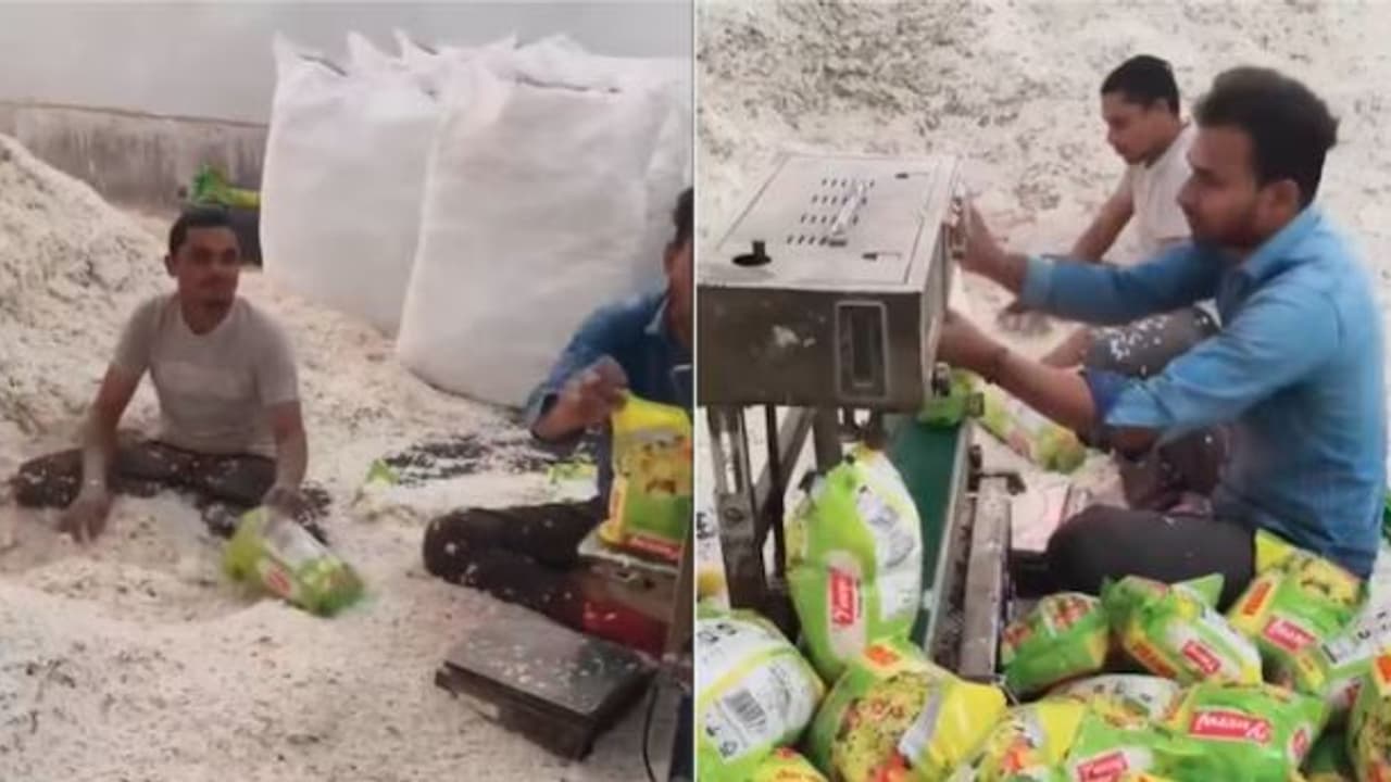 ಅವಲಕ್ಕಿ ಮೇಲೆ ಕುಳಿತೇ ಅವಲಕ್ಕಿ ಪ್ಯಾಕಿಂಗ್: ಪೋಹಾ ಪ್ಯಾಕಿಂಗ್ ವಿಡಿಯೋ ನೋಡಿ ಸಿಡಿಸಿಡಿಯಾದ ವೀಕ್ಷಕರು | Unhygienic Poha Packing Video Viral People Ask What Food Safety Standards In India Doing ಅವಲಕ್ಕಿ ಮೇಲೆ ಕುಳಿತೇ ಅವಲಕ್ಕಿ ಪ್ಯಾಕಿಂಗ್: ಪೋಹಾ ಪ್ಯಾಕಿಂಗ್ ವಿಡಿಯೋ ನೋಡಿ ಸಿಡಿಸಿಡಿಯಾದ ವೀಕ್ಷಕರು | Unhygienic Poha Packing Video Viral People Ask What Food Safety Standards In India Doing