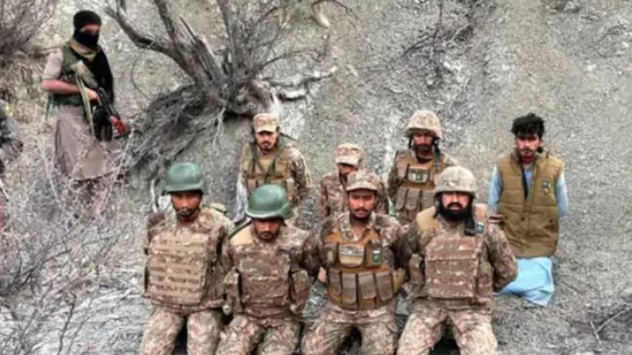 ನಾವು ದೇಶಕ್ಕಾಗಿ ಹೋರಾಡಿದೆವು ಆದರೆ ದೇಶ ನಮ್ಮ ಕೈ ಬಿಟ್ಟಿತು: ಬಲೂಚ್ ಹೋರಾಟಗಾರರ ಕೈಗೆ ಸಿಕ್ಕಿದ ಪಾಕ್ ಯೋಧರ ಅಳಲು | We Fought For Pakistan But Country Abandoned Us Pakistani Soldier Crying In Bla Custody ನಾವು ದೇಶಕ್ಕಾಗಿ ಹೋರಾಡಿದೆವು ಆದರೆ ದೇಶ ನಮ್ಮ ಕೈ ಬಿಟ್ಟಿತು: ಬಲೂಚ್ ಹೋರಾಟಗಾರರ ಕೈಗೆ ಸಿಕ್ಕಿದ ಪಾಕ್ ಯೋಧರ ಅಳಲು | We Fought For Pakistan But Country Abandoned Us Pakistani Soldier Crying In Bla Custody