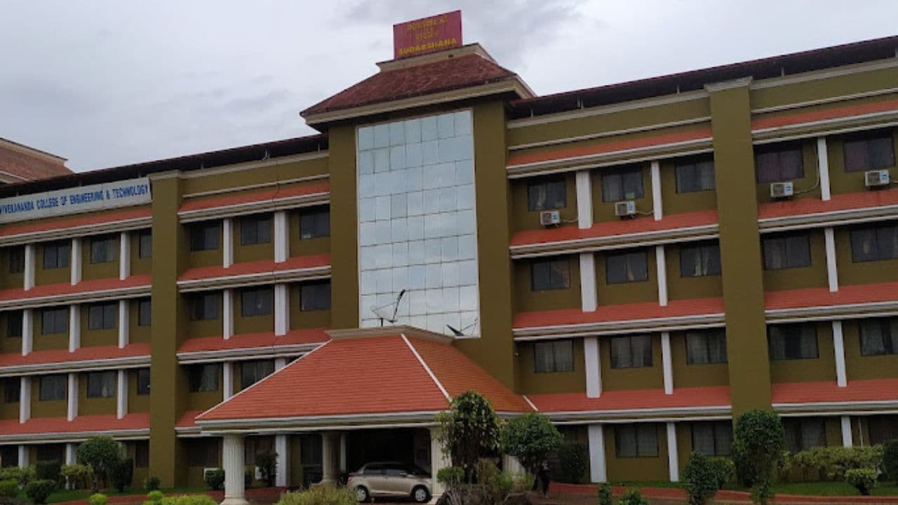 ಎಂಜಿನಿಯರಿಂಗ್ ಕಾಲೇಜು ಕಟ್ಟಡದ 4ನೇ ಮಹಡಿಯ ಕಿಟಕಿಯಿಂದ ಧುಮುಕಿದ ಮುಳ್ಳು ಹಂದಿ ಸಾವು | Porcupine Dies After Jumping From 4th Floor Of Puttur College Building Mrq ಎಂಜಿನಿಯರಿಂಗ್ ಕಾಲೇಜು ಕಟ್ಟಡದ 4ನೇ ಮಹಡಿಯ ಕಿಟಕಿಯಿಂದ ಧುಮುಕಿದ ಮುಳ್ಳು ಹಂದಿ ಸಾವು | Porcupine Dies After Jumping From 4th Floor Of Puttur College Building Mrq