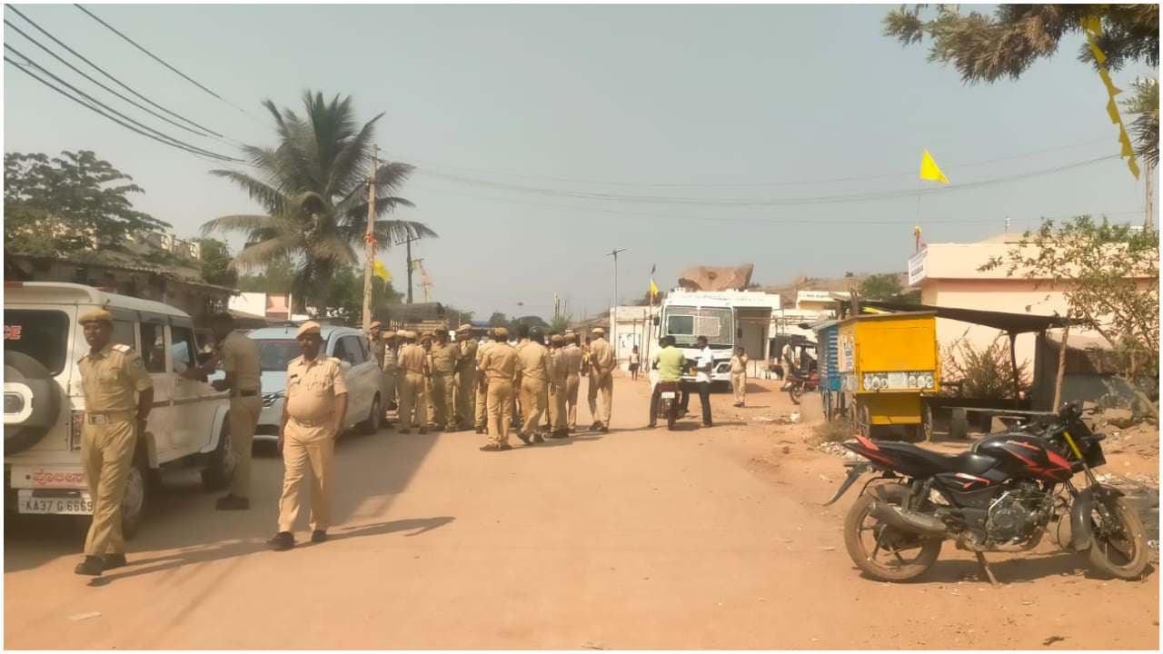 ಕೊಪ್ಪಳ ಜಾತ್ರೆ ಬಾವುಟ ಸೃಷ್ಟಿಸಿದ ಬಿಕ್ಕಟ್ಟು, ದಲಿತರು-ಸವರ್ಣೀಯರ ನಡುವೆ ಗಲಾಟೆ, ಕ್ಷಣ ಮಾತ್ರದಲ್ಲಿ ಊರೇ ಸ್ಥಬ್ಧ! | Clash Between Dalit And Upper Community Members During Beeralingeshwara Jatra In Koppal Halavarthi Village ಕೊಪ್ಪಳ ಜಾತ್ರೆ ಬಾವುಟ ಸೃಷ್ಟಿಸಿದ ಬಿಕ್ಕಟ್ಟು, ದಲಿತರು-ಸವರ್ಣೀಯರ ನಡುವೆ ಗಲಾಟೆ, ಕ್ಷಣ ಮಾತ್ರದಲ್ಲಿ ಊರೇ ಸ್ಥಬ್ಧ! | Clash Between Dalit And Upper Community Members During Beeralingeshwara Jatra In Koppal Halavarthi Village