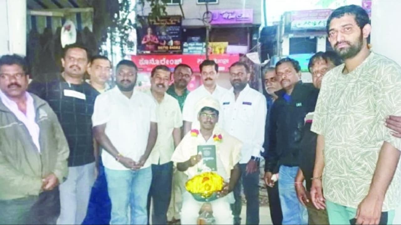 ದಿನಪತ್ರಿಕೆಗಳನ್ನು ಹಂಚುತ್ತಿದ್ದ ಹುಡುಗ ಈಗ ಜಡ್ಜ್-34ನೇ ರ್ಯಾಂಕ್ ಪಡೆದು, ಕೇವಲ 26ನೇ ವಯಸ್ಸಿನಲ್ಲಿ ನ್ಯಾಯಾಧೀಶ | From Delivering Newspapers To Becoming A Judge ದಿನಪತ್ರಿಕೆಗಳನ್ನು ಹಂಚುತ್ತಿದ್ದ ಹುಡುಗ ಈಗ ಜಡ್ಜ್-34ನೇ ರ್ಯಾಂಕ್ ಪಡೆದು, ಕೇವಲ 26ನೇ ವಯಸ್ಸಿನಲ್ಲಿ ನ್ಯಾಯಾಧೀಶ | From Delivering Newspapers To Becoming A Judge