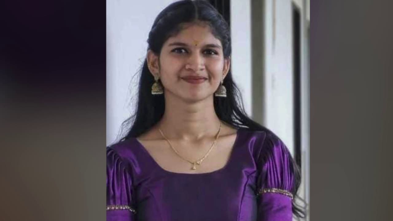 പെൺകുട്ടിയുടെ നെറ്റിയിൽ മൂന്നുസെന്റിമീറ്റർ ആഴത്തിൽ മുറിവ്; കോളേജ് വിദ്യാർത്ഥിനിയെ മരിച്ച നിലയിൽ കണ്ടെത്തിയ സംഭവത്തിൽ ​ദുരൂഹത