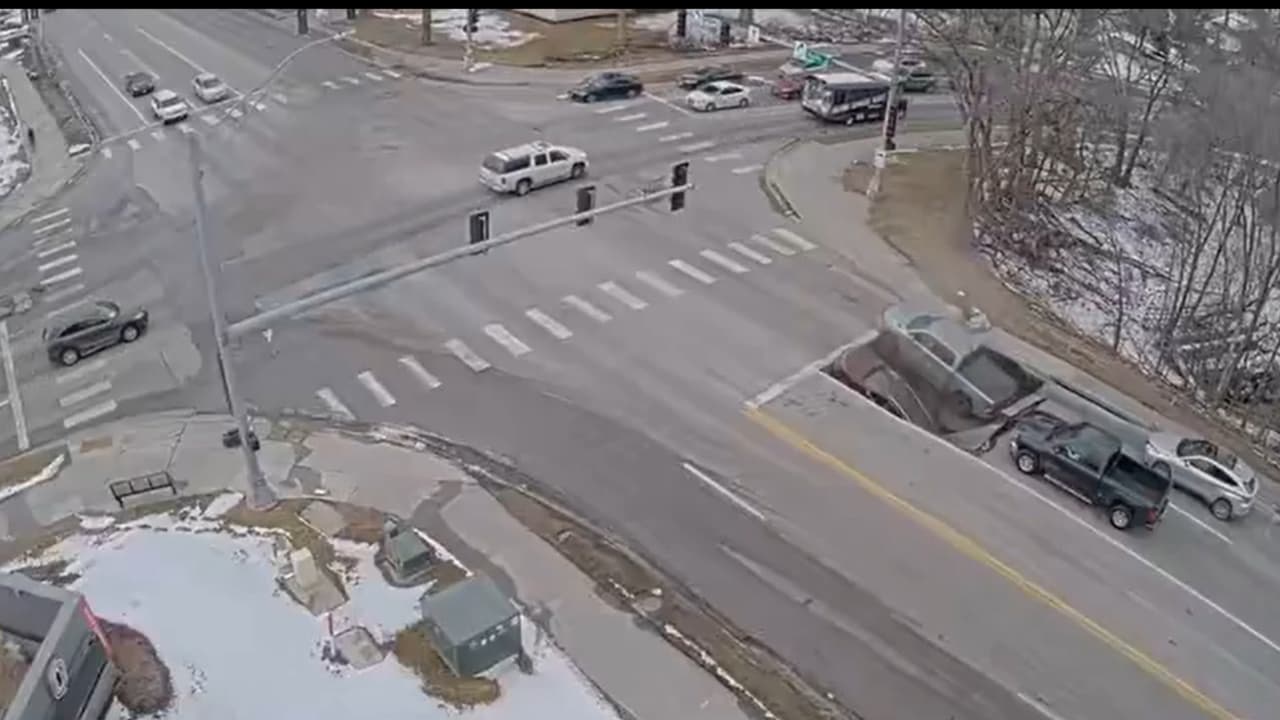Dramatic Video Shows Massive Sinkhole Swallows Two Cars At Traffic Signal In US (WATCH)