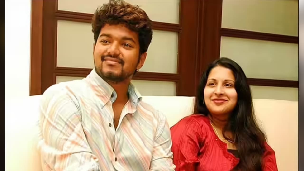 27 ವರ್ಷಗಳ ದಾಂಪತ್ಯಕ್ಕೆ 250 ಕೋಟಿ ರೂ? ದಳಪತಿ-ಸಂಗೀತಾ ಡಿವೋರ್ಸ್ಗೆ ಇದೇನಿದು ಟ್ವಿಸ್ಟ್? | Thalapathy Vijay 250 Crore Alimony Offer Sangeetha Divorce Case Outside Court Settlement Suc 27 ವರ್ಷಗಳ ದಾಂಪತ್ಯಕ್ಕೆ 250 ಕೋಟಿ ರೂ? ದಳಪತಿ-ಸಂಗೀತಾ ಡಿವೋರ್ಸ್ಗೆ ಇದೇನಿದು ಟ್ವಿಸ್ಟ್? | Thalapathy Vijay 250 Crore Alimony Offer Sangeetha Divorce Case Outside Court Settlement Suc