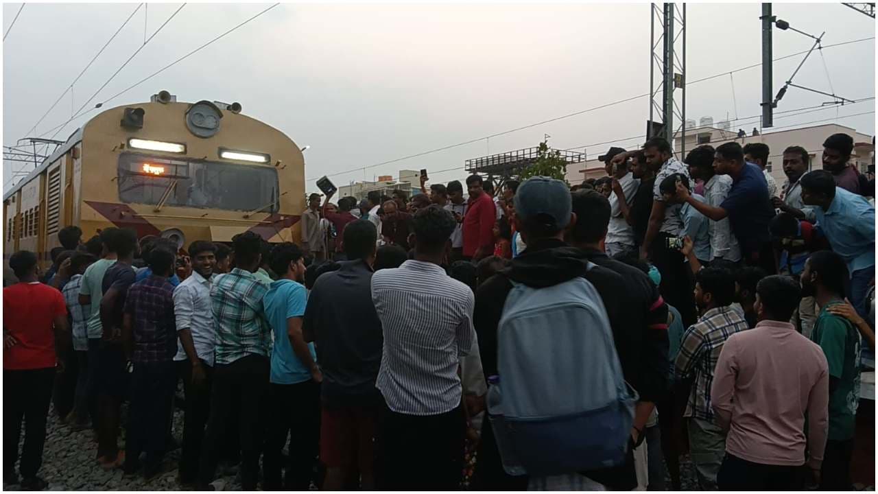 ಬೆಂಗಳೂರು–ಅಶೋಕಪುರಂ ಮೆಮು ರೈಲು ವಿಳಂಬ, ಬಿಡದಿಯಲ್ಲಿ ಪ್ರಯಾಣಿಕರ ಪ್ರತಿಭಟನೆ, ಲಘು ಲಾಠಿ ಚಾರ್ಜ್! | Bengaluru Ashokapuram Memu Train Delayed By 90 Minutes Passengers Protest At Bidadi Station ಬೆಂಗಳೂರು–ಅಶೋಕಪುರಂ ಮೆಮು ರೈಲು ವಿಳಂಬ, ಬಿಡದಿಯಲ್ಲಿ ಪ್ರಯಾಣಿಕರ ಪ್ರತಿಭಟನೆ, ಲಘು ಲಾಠಿ ಚಾರ್ಜ್! | Bengaluru Ashokapuram Memu Train Delayed By 90 Minutes Passengers Protest At Bidadi Station