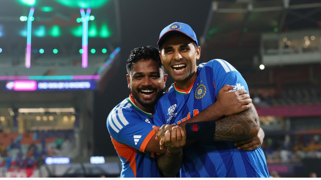 மைதானத்தில் நெகிழ்ச்சி! சஞ்சு சாம்சனை தலைவணங்கி பாராட்டிய சூர்யகுமார் யாதவ் - வைரலாகும் வீடியோ!