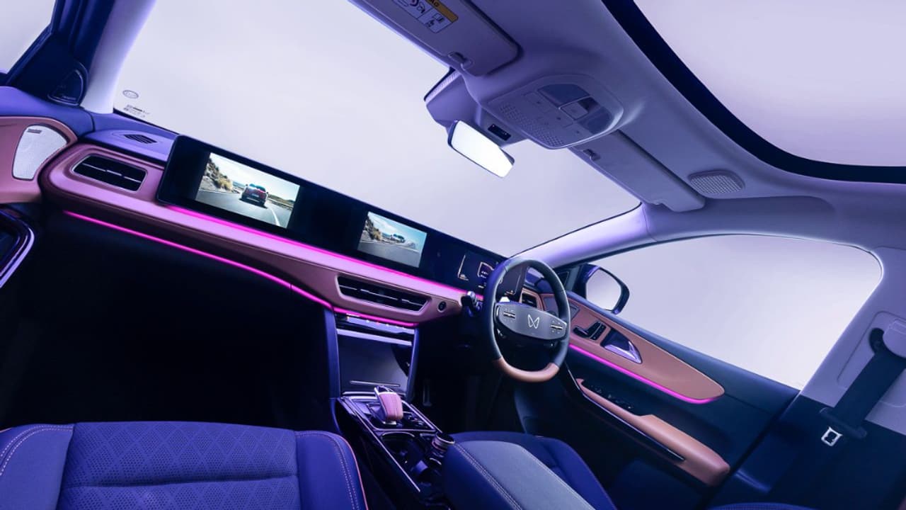 500 கிமீ ரேஞ்ச்.. காருக்குள் ஒரு திரையரங்கு அனுபவம்.. டிரிபிள் HD டிஸ்ப்ளே.. இந்தியாவே ஆடிப்போச்சு