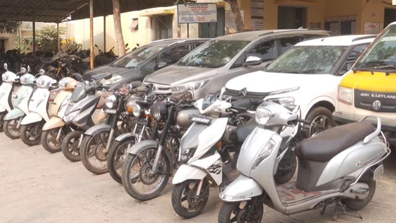 ರಾಮನಗರದಲ್ಲಿ ಕುಖ್ಯಾತ ಅಂತರಾಜ್ಯ ವಾಹನ ಕಳ್ಳರ ಬಂಧನ: 2 ಗೂಡ್ಸ್, 3 ಕಾರು 10 ಬೈಕ್, ವಾಹನಗಳ ಜಪ್ತಿ | Notorious Interstate Vehicle Thieves Arrested In Ramanagara More Than 15 Vehicles Seized ರಾಮನಗರದಲ್ಲಿ ಕುಖ್ಯಾತ ಅಂತರಾಜ್ಯ ವಾಹನ ಕಳ್ಳರ ಬಂಧನ: 2 ಗೂಡ್ಸ್, 3 ಕಾರು 10 ಬೈಕ್, ವಾಹನಗಳ ಜಪ್ತಿ | Notorious Interstate Vehicle Thieves Arrested In Ramanagara More Than 15 Vehicles Seized