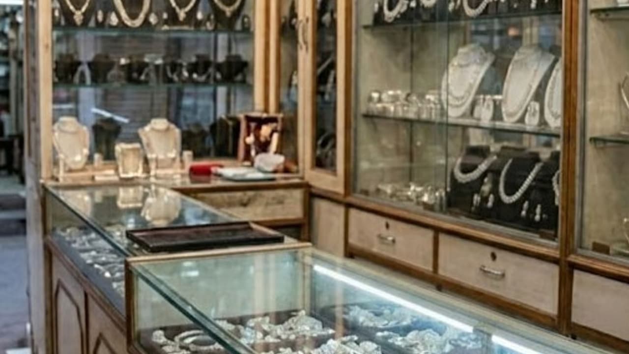 Hubballi silver theft case ಹುಬ್ಬಳ್ಳಿ: ನೌಕರನಿಂದ 59 ಲಕ್ಷ ಮೌಲ್ಯದ ಬೆಳ್ಳಿ ಆಭರಣ ಕಳ್ಳತನ | Hubballi Silver Theft Case Thieves Elope With 24 Kg Silver From Car On Lamington Road Hubballi silver theft case ಹುಬ್ಬಳ್ಳಿ: ನೌಕರನಿಂದ 59 ಲಕ್ಷ ಮೌಲ್ಯದ ಬೆಳ್ಳಿ ಆಭರಣ ಕಳ್ಳತನ | Hubballi Silver Theft Case Thieves Elope With 24 Kg Silver From Car On Lamington Road