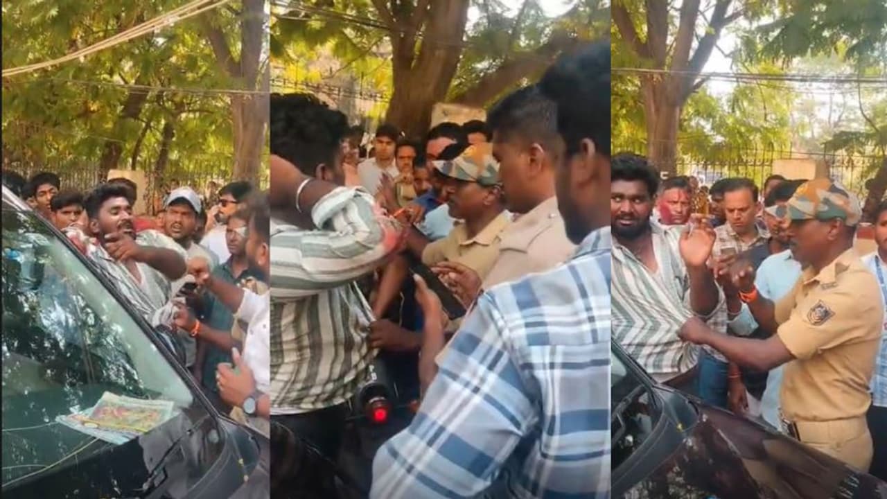 ಹಲವು ವಾಹನಗಳಿಗೆ ಡಿಕ್ಕಿ ಹೊಡೆದು ಪಲ್ಟಿ: ಕೈಗೆ ಸಿಕ್ಕ ಕಾರು ಚಾಲಕನಿಗೆ ಕೈರುಚಿ ತೋರಿಸಿದ ಜನ | Car Driver Rash Driving Hits Several Vehicles Near Asm Womens College Ballari ಹಲವು ವಾಹನಗಳಿಗೆ ಡಿಕ್ಕಿ ಹೊಡೆದು ಪಲ್ಟಿ: ಕೈಗೆ ಸಿಕ್ಕ ಕಾರು ಚಾಲಕನಿಗೆ ಕೈರುಚಿ ತೋರಿಸಿದ ಜನ | Car Driver Rash Driving Hits Several Vehicles Near Asm Womens College Ballari