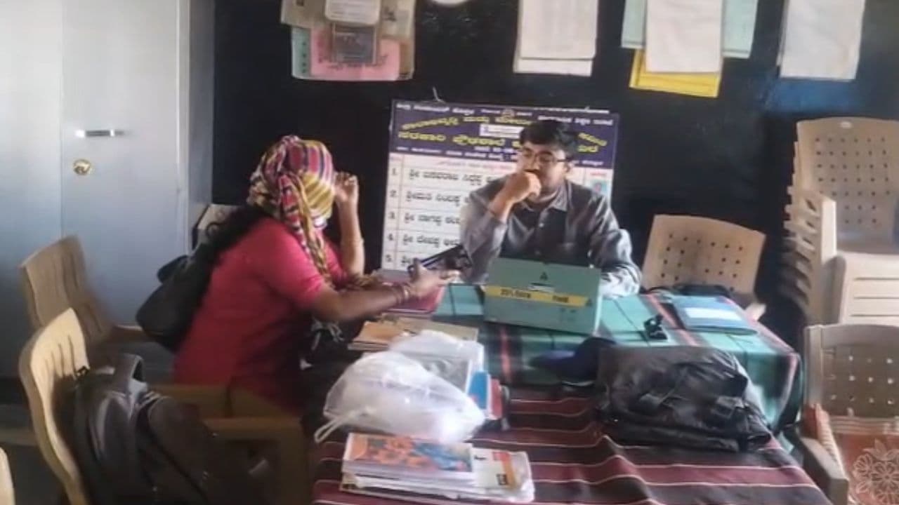 ಕೋಮಲಾಪುರ ಸರ್ಕಾರಿ ಶಾಲೆಯಲ್ಲಿ ಕೋಲಾಹಲ ಎಬ್ಬಿಸಿದ ಹೆಡ್ ಮಾಸ್ಟರ್ 2ನೇ ಹೆಂಡ್ತಿ; ಮಕ್ಕಳಿಲ್ಲದ ರೂಮಿನಲ್ಲಿ ರಂಪಾಟ! | High Drama At Kukanoor Government School Headmaster S Second Wife Creates Ruckus In Office Sat ಕೋಮಲಾಪುರ ಸರ್ಕಾರಿ ಶಾಲೆಯಲ್ಲಿ ಕೋಲಾಹಲ ಎಬ್ಬಿಸಿದ ಹೆಡ್ ಮಾಸ್ಟರ್ 2ನೇ ಹೆಂಡ್ತಿ; ಮಕ್ಕಳಿಲ್ಲದ ರೂಮಿನಲ್ಲಿ ರಂಪಾಟ! | High Drama At Kukanoor Government School Headmaster S Second Wife Creates Ruckus In Office Sat