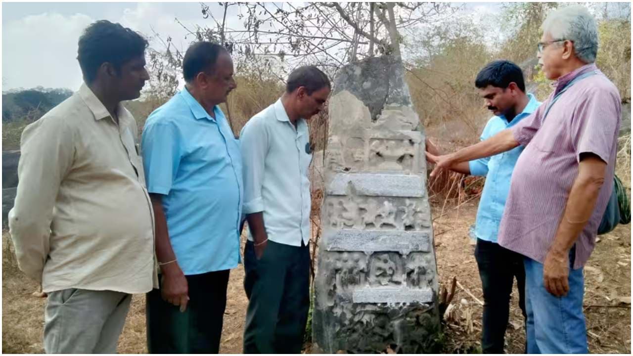 ಚಂದ್ರಗುತ್ತಿಯಲ್ಲಿ ಕ್ರಿ.ಶ. 1350ರ ಕಾಲಘಟ್ಟದ ವೀರಗಲ್ಲು ಪತ್ತೆ, ಯುದ್ಧ ಗೆದ್ದ ವಿಜಯನಗರ ಕಾಲದ ಯೋಧನ ಬಣ್ಣನೆ! | Vijayanagara Era Hero Stone Inscription Discovered At Chandragutti In Shivamogga District Gdp ಚಂದ್ರಗುತ್ತಿಯಲ್ಲಿ ಕ್ರಿ.ಶ. 1350ರ ಕಾಲಘಟ್ಟದ ವೀರಗಲ್ಲು ಪತ್ತೆ, ಯುದ್ಧ ಗೆದ್ದ ವಿಜಯನಗರ ಕಾಲದ ಯೋಧನ ಬಣ್ಣನೆ! | Vijayanagara Era Hero Stone Inscription Discovered At Chandragutti In Shivamogga District Gdp