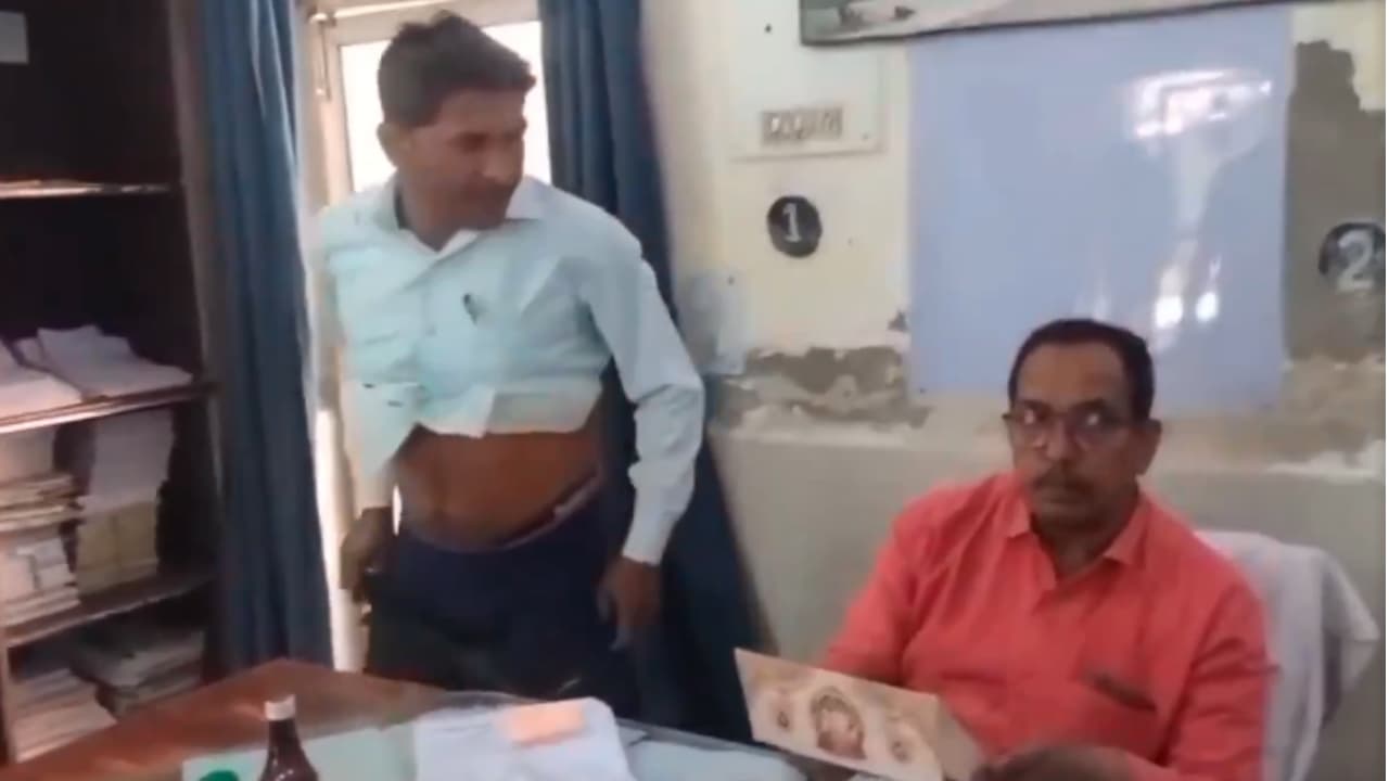 Leave issues ಪೈಲ್ಸ್ ಸರ್ಜರಿ ಆದ್ರೂ ನಂಬದ ರೈಲ್ವೇ ಅಧಿಕಾರಿ, ಪ್ಯಾಂಟ್ ಬಿಚ್ಚಿ ಅದನ್ನೇ ತೋರಿಸಿದ ಲೋಕೋ ಪೈಲೆಟ್ | Shocking Loco Pilot Forced To Undress To Prove Piles Surgery After Senior Denies Sick Leave Leave issues ಪೈಲ್ಸ್ ಸರ್ಜರಿ ಆದ್ರೂ ನಂಬದ ರೈಲ್ವೇ ಅಧಿಕಾರಿ, ಪ್ಯಾಂಟ್ ಬಿಚ್ಚಿ ಅದನ್ನೇ ತೋರಿಸಿದ ಲೋಕೋ ಪೈಲೆಟ್ | Shocking Loco Pilot Forced To Undress To Prove Piles Surgery After Senior Denies Sick Leave