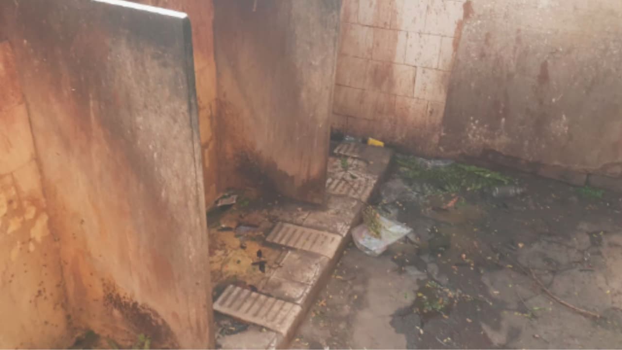 Ilkal public toilet problems ಗಬ್ಬೆದ್ದು ನಾರುತ್ತಿವೆ ಇಳಕಲ್ ಸಾರ್ವಜನಿಕ ಶೌಚಾಲಯಗಳು! | Latest News | Ilkal S Public Toilets Are Stinking And In Pathetic Condition Rav Ilkal public toilet problems ಗಬ್ಬೆದ್ದು ನಾರುತ್ತಿವೆ ಇಳಕಲ್ ಸಾರ್ವಜನಿಕ ಶೌಚಾಲಯಗಳು! | Latest News | Ilkal S Public Toilets Are Stinking And In Pathetic Condition Rav