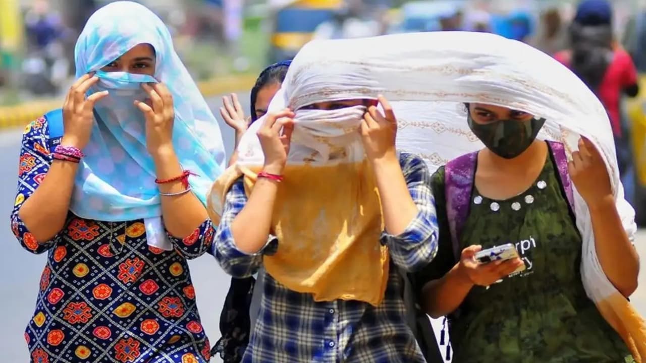Bengaluru temperature today: ಬೇಸಿಗೆ ಆರಂಭವಾದ ಹತ್ತೇ ದಿನದಲ್ಲಿ 33 ಡಿಗ್ರಿ ದಾಟಿದ ಗರಿಷ್ಟ ಉಷ್ಣಾಂಶ! | Bengaluru Maximum Temperature Crosses 33 Degrees Within Ten Days Of Summers Start Bengaluru temperature today: ಬೇಸಿಗೆ ಆರಂಭವಾದ ಹತ್ತೇ ದಿನದಲ್ಲಿ 33 ಡಿಗ್ರಿ ದಾಟಿದ ಗರಿಷ್ಟ ಉಷ್ಣಾಂಶ! | Bengaluru Maximum Temperature Crosses 33 Degrees Within Ten Days Of Summers Start