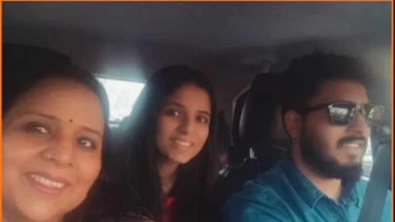 ನನ್ನ ಬ್ರೇಕಪ್ಗೆ ಇವರೇ ಕಾರಣ : ಅವಳಿ ಸೋದರಿಗೆ 40 ಬಾರಿ ಇರಿದು ಕೊಂದ ಟೆಕ್ಕಿಯಿಂದ ತಾಯಿ ಮೇಲೂ ಹಲ್ಲೆ | Twin Brother Killed Twin Sister In Moradabad For Opposing His Love Affair ನನ್ನ ಬ್ರೇಕಪ್ಗೆ ಇವರೇ ಕಾರಣ : ಅವಳಿ ಸೋದರಿಗೆ 40 ಬಾರಿ ಇರಿದು ಕೊಂದ ಟೆಕ್ಕಿಯಿಂದ ತಾಯಿ ಮೇಲೂ ಹಲ್ಲೆ | Twin Brother Killed Twin Sister In Moradabad For Opposing His Love Affair