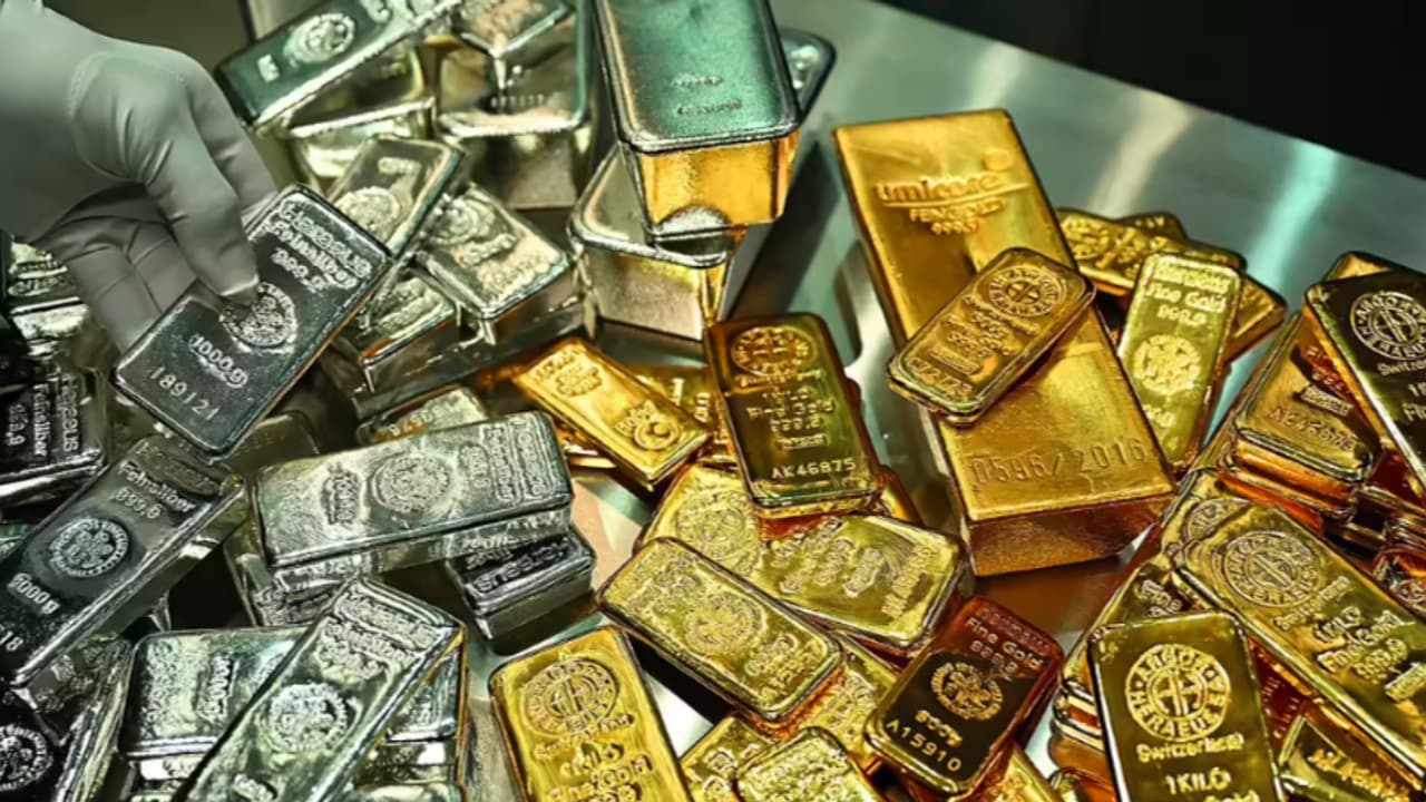 ಇರಾನ್ ಯುದ್ಧದ ನಡುವೆಯೂ ಏಕೆ ಕುಸಿಯುತ್ತಿದೆ ಚಿನ್ನದ ಬೆಲೆ? ಹೂಡಿಕೆದಾರರೇ ಗಮನಿಸಿ, ಇಲ್ಲಿದೆ ತಜ್ಞರ ವಿಶ್ಲೇಷಣೆ | Gold Prices Drop Despite Iran Conflict Experts Explain Why Rav ಇರಾನ್ ಯುದ್ಧದ ನಡುವೆಯೂ ಏಕೆ ಕುಸಿಯುತ್ತಿದೆ ಚಿನ್ನದ ಬೆಲೆ? ಹೂಡಿಕೆದಾರರೇ ಗಮನಿಸಿ, ಇಲ್ಲಿದೆ ತಜ್ಞರ ವಿಶ್ಲೇಷಣೆ | Gold Prices Drop Despite Iran Conflict Experts Explain Why Rav