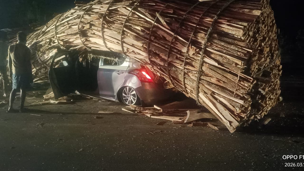 ಚಿಕ್ಕಮಗಳೂರು: ಕಾರಿನ ಮೇಲೆ ಉರುಳಿದ ಲಾರಿ, ಮುಂದೇನಾಯ್ತು? ಚಿಕ್ಕಮಗಳೂರು: ಕಾರಿನ ಮೇಲೆ ಉರುಳಿದ ಲಾರಿ, ಮುಂದೇನಾಯ್ತು?