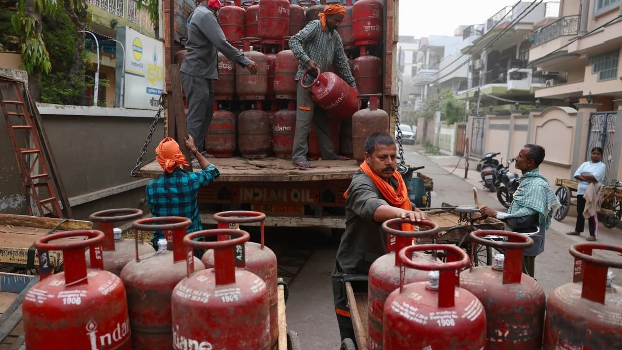 LPG Cylinder Rules: சிலிண்டர் டெலிவரிக்கு காசு கேக்குறாங்களா? ரூல்ஸ் என்ன சொல்லுதுன்னு தெரிஞ்சிக்கோங்க!