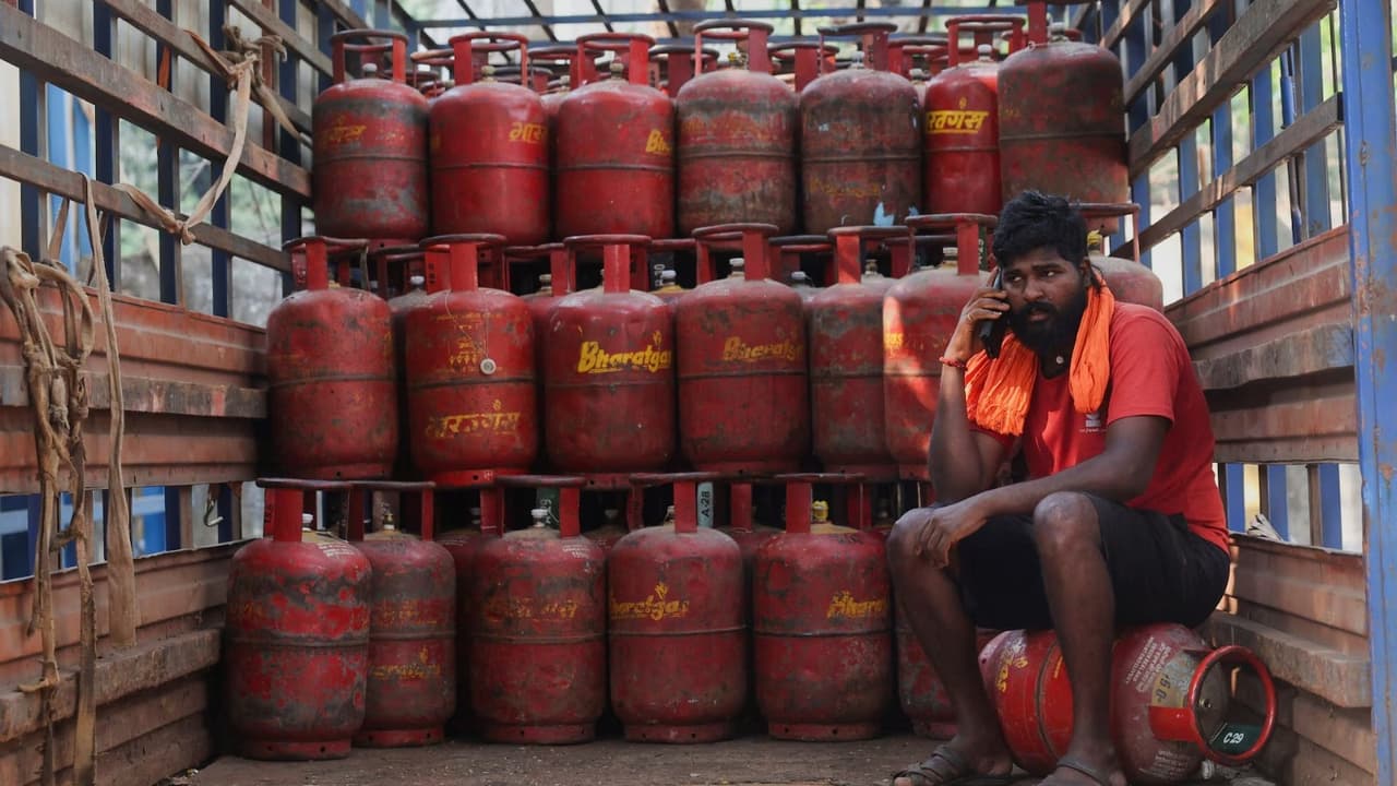 How to do e KYC for gas cylinder: LPG ಸಿಲಿಂಡರ್ ಬೇಕಿದ್ರೆ ಕೆವೈಸಿ ನೀಡುವುದು ಕಡ್ಡಾಯ | Kyc Mandatory To Get An Lpg Cylinder Here Is Guidelines To Complete Kyc Process How to do e KYC for gas cylinder: LPG ಸಿಲಿಂಡರ್ ಬೇಕಿದ್ರೆ ಕೆವೈಸಿ ನೀಡುವುದು ಕಡ್ಡಾಯ | Kyc Mandatory To Get An Lpg Cylinder Here Is Guidelines To Complete Kyc Process