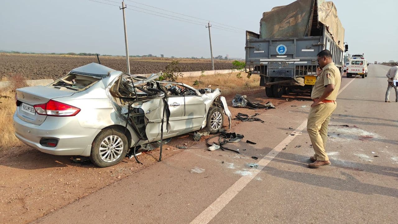 ಭೀಕರ ಅಪಘಾತದಲ್ಲಿ ಮೂವರು ಸಬ್ ಇನ್ಸ್ಪೆಕ್ಟರ್ ಸಾವು, ಇಬ್ಬರು ಎಸ್ಐಗಳಿಗೆ ಗಂಭೀರ ಗಾಯ | Three Sub Inspectors Killed Two Si S Seriously Injured In Horrific Accident Chitradurga Mrq ಭೀಕರ ಅಪಘಾತದಲ್ಲಿ ಮೂವರು ಸಬ್ ಇನ್ಸ್ಪೆಕ್ಟರ್ ಸಾವು, ಇಬ್ಬರು ಎಸ್ಐಗಳಿಗೆ ಗಂಭೀರ ಗಾಯ | Three Sub Inspectors Killed Two Si S Seriously Injured In Horrific Accident Chitradurga Mrq