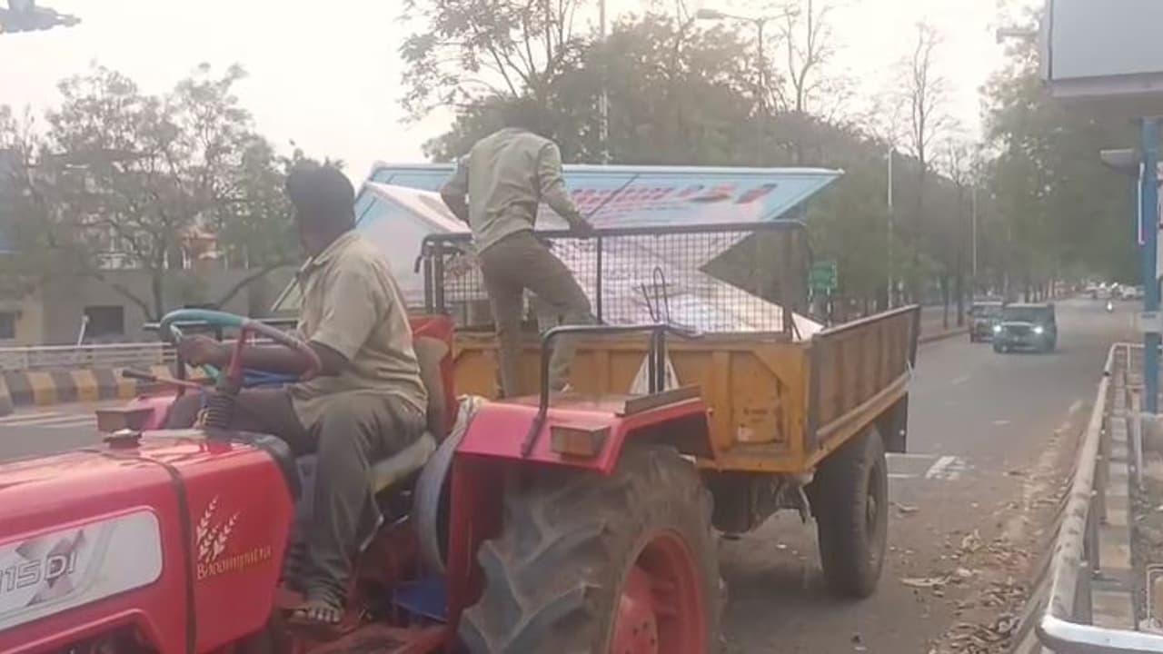 ಉಪ ಚುನಾವಣೆ ಘೋಷಣೆ: ಬಾಗಲಕೋಟೆಯಲ್ಲಿ ರಾಜಕಾರಣಿಗಳ ಫ್ಲೆಕ್ಸ್, ಸರ್ಕಾರಿ ಜಾಹೀರಾತು ಫಲಕ ಬ್ಯಾನರ್ಗಳ ತೆರವು ಉಪ ಚುನಾವಣೆ ಘೋಷಣೆ: ಬಾಗಲಕೋಟೆಯಲ್ಲಿ ರಾಜಕಾರಣಿಗಳ ಫ್ಲೆಕ್ಸ್, ಸರ್ಕಾರಿ ಜಾಹೀರಾತು ಫಲಕ ಬ್ಯಾನರ್ಗಳ ತೆರವು