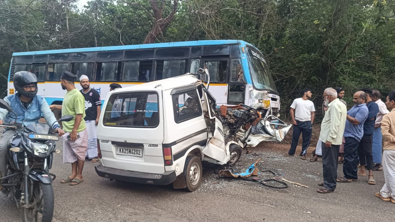 ಹೊನ್ನಾವರ : KSRTC ಬಸ್ – ಓಮ್ನಿ ನಡುವೆ ಭೀಕರ ಅಪಘಾತ: ಓಮ್ನಿ ಚಾಲಕ ಆಸ್ಪತ್ರೆಗೆ ಸಾಗಿಸುವಾಗ ಸಾವು ಹೊನ್ನಾವರ : KSRTC ಬಸ್ – ಓಮ್ನಿ ನಡುವೆ ಭೀಕರ ಅಪಘಾತ: ಓಮ್ನಿ ಚಾಲಕ ಆಸ್ಪತ್ರೆಗೆ ಸಾಗಿಸುವಾಗ ಸಾವು