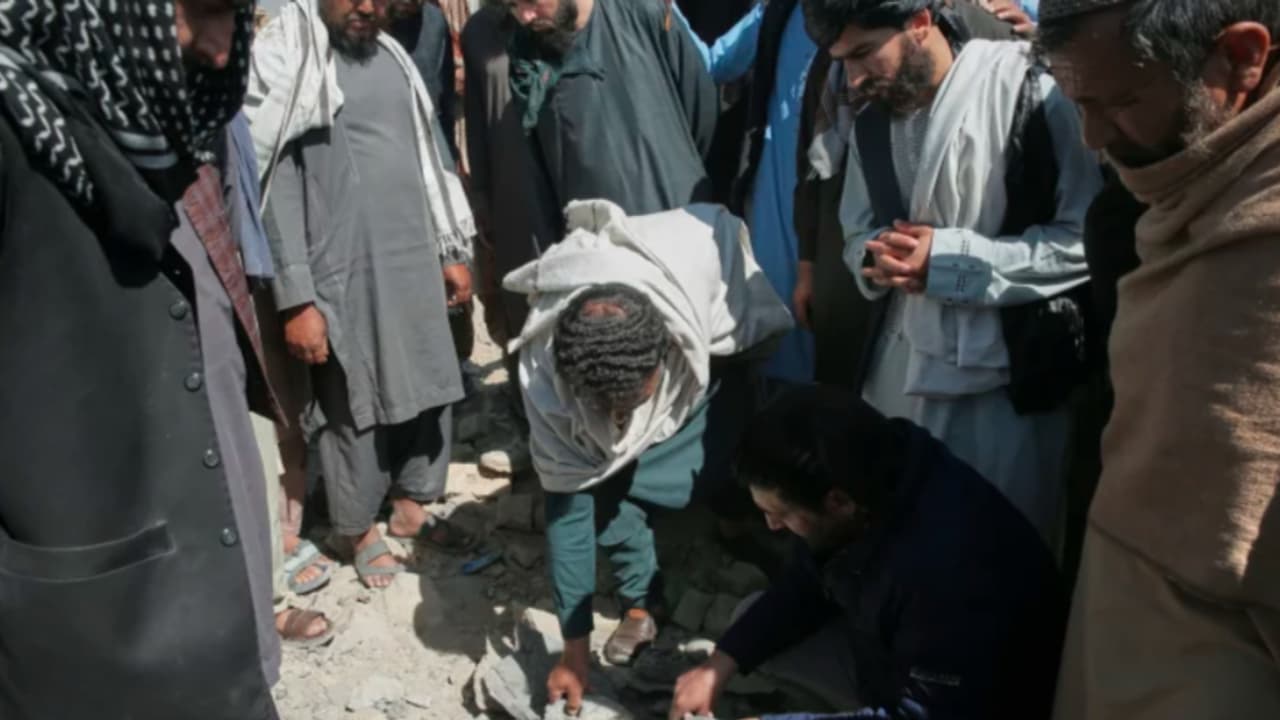 Breaking News: ಅಫ್ಘಾನಿಸ್ತಾನದ ಮೇಲೆ ಪಾಕಿಸ್ತಾನ ವಾಯುಪಡೆಯಿಂದ ಭೀಕರ ವೈಮಾನಿಕ ದಾಳಿ; 400 ಮಂದಿ ಸಾವು! | Afghanistan Accuses Pakistan Of Killing 400 In Massive Airstrike On Kabul Hospital Rav Breaking News: ಅಫ್ಘಾನಿಸ್ತಾನದ ಮೇಲೆ ಪಾಕಿಸ್ತಾನ ವಾಯುಪಡೆಯಿಂದ ಭೀಕರ ವೈಮಾನಿಕ ದಾಳಿ; 400 ಮಂದಿ ಸಾವು! | Afghanistan Accuses Pakistan Of Killing 400 In Massive Airstrike On Kabul Hospital Rav