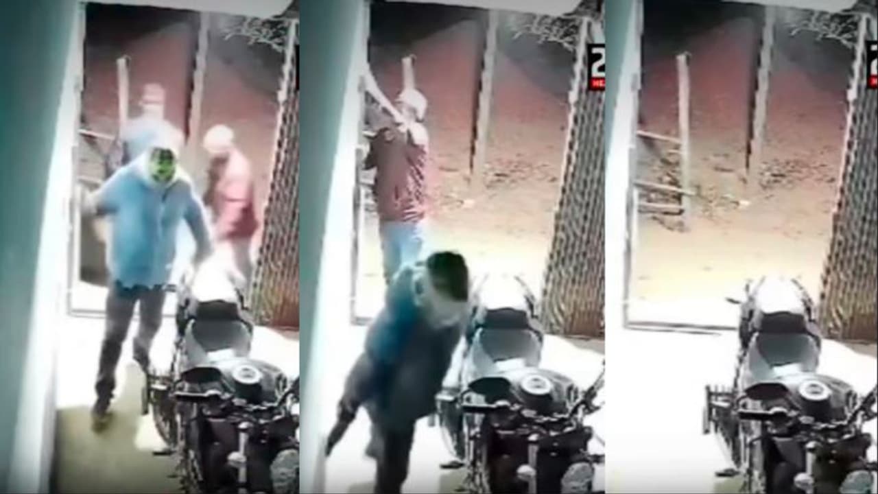 viral video of theft fail: ಕದಿಯಲು ಹೋಗಿ ಕಾಲಿಂಗ್ ಬೆಲ್ ಒತ್ತಿದ ಕಳ್ಳರು: ಮುಂದೇನಾಯ್ತು? ವೀಡಿಯೋ ವೈರಲ್ | Bike Thieves Accidentally Ring Calling Bell Video Viral viral video of theft fail: ಕದಿಯಲು ಹೋಗಿ ಕಾಲಿಂಗ್ ಬೆಲ್ ಒತ್ತಿದ ಕಳ್ಳರು: ಮುಂದೇನಾಯ್ತು? ವೀಡಿಯೋ ವೈರಲ್ | Bike Thieves Accidentally Ring Calling Bell Video Viral