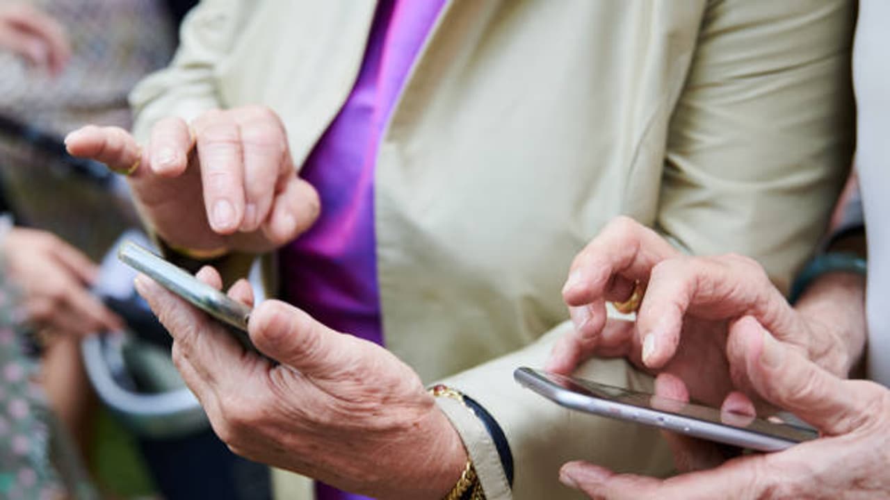 So, Who’s Glued To The Screens? Not Just GenZ, Study Finds Old People Also Addicted To Doomscrolling