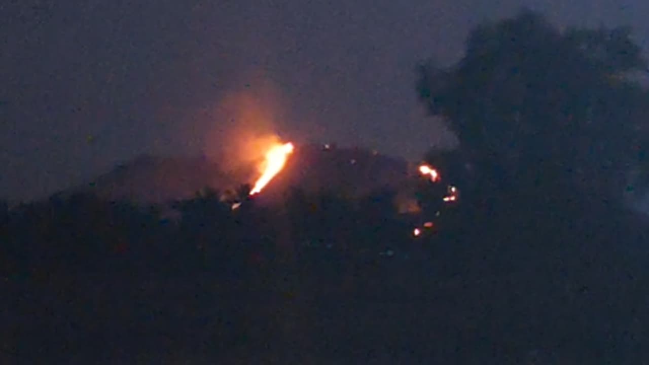 ಹಾವೇರಿಯ ಬೆಟ್ಟದ ಮಲ್ಲೇಶ್ವರ ಗುಡ್ಡಕ್ಕೆ ಬೆಂಕಿ; ಸುಟ್ಟು ಭಸ್ಮವಾದ ನೂರಾರು ಎಕರೆ ಅರಣ್ಯ! | Haveri Ranebennur Bettada Malleshwara Hill Forest Fire Mischief Wildlife San ಹಾವೇರಿಯ ಬೆಟ್ಟದ ಮಲ್ಲೇಶ್ವರ ಗುಡ್ಡಕ್ಕೆ ಬೆಂಕಿ; ಸುಟ್ಟು ಭಸ್ಮವಾದ ನೂರಾರು ಎಕರೆ ಅರಣ್ಯ! | Haveri Ranebennur Bettada Malleshwara Hill Forest Fire Mischief Wildlife San