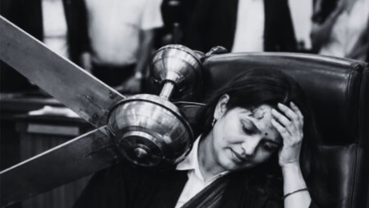 Judge injured after ceiling fan falls: ಮಹಿಳಾ ನ್ಯಾಯಾಧೀಶರ ತಲೆ ಮೇಲೆ ಬಿದ್ದ ಸೀಲಿಂಗ್ ಫ್ಯಾನ್ | Tragedy Strikes While Court Hearing Going On Judge Injured After Ceiling Fan Falls On Head Judge injured after ceiling fan falls: ಮಹಿಳಾ ನ್ಯಾಯಾಧೀಶರ ತಲೆ ಮೇಲೆ ಬಿದ್ದ ಸೀಲಿಂಗ್ ಫ್ಯಾನ್ | Tragedy Strikes While Court Hearing Going On Judge Injured After Ceiling Fan Falls On Head